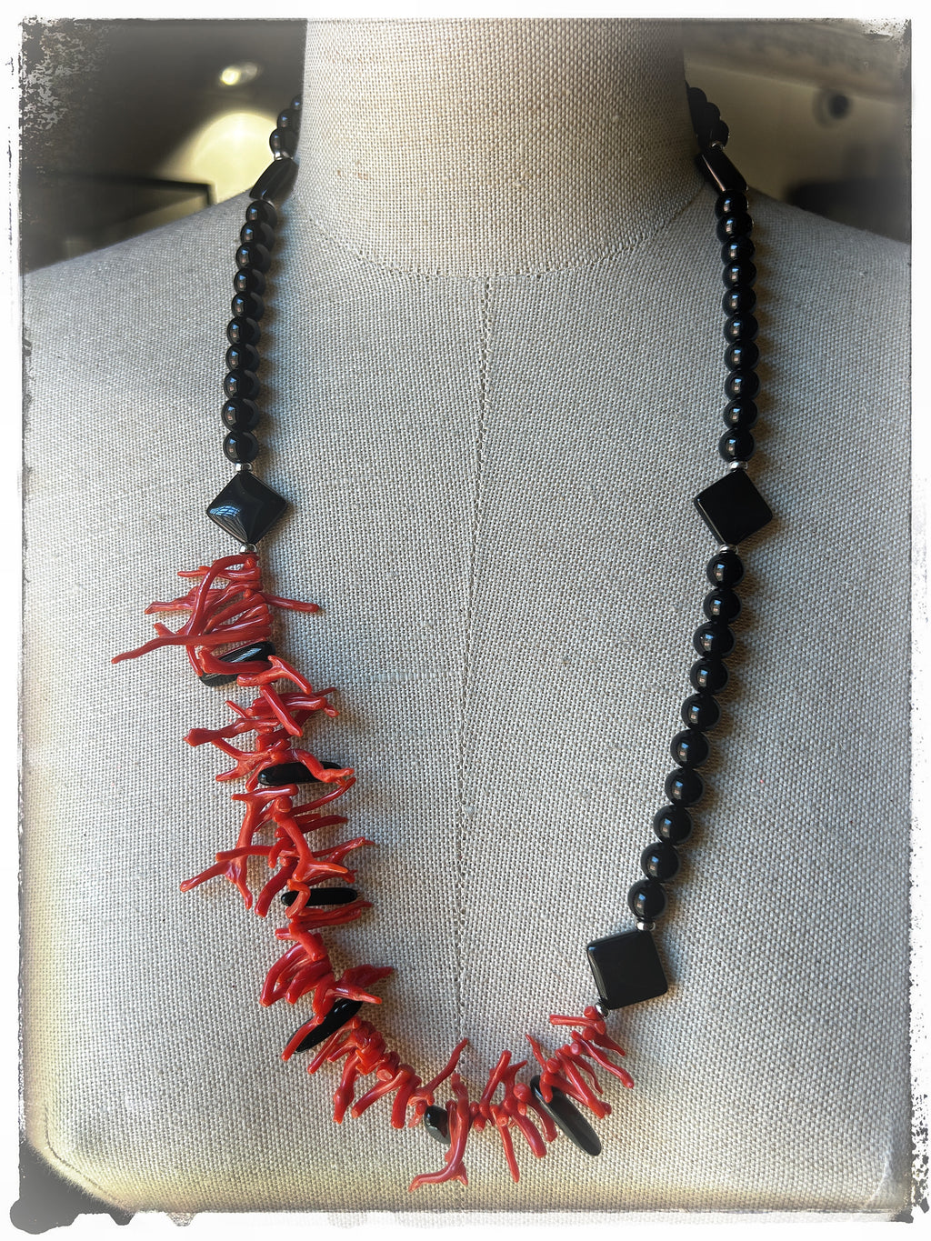 Collana onice e remetti di corallo naturale