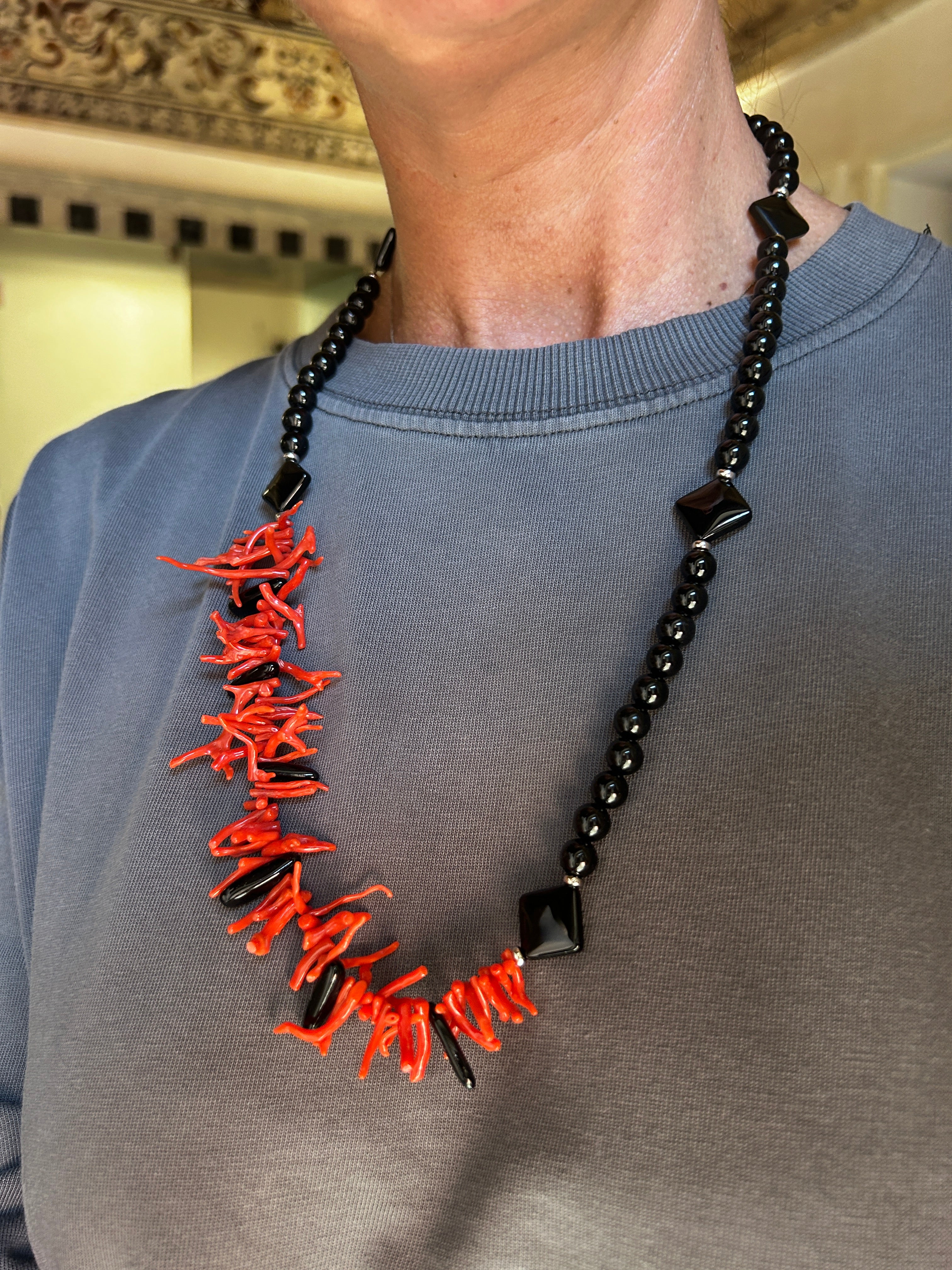 Collana onice e remetti di corallo naturale
