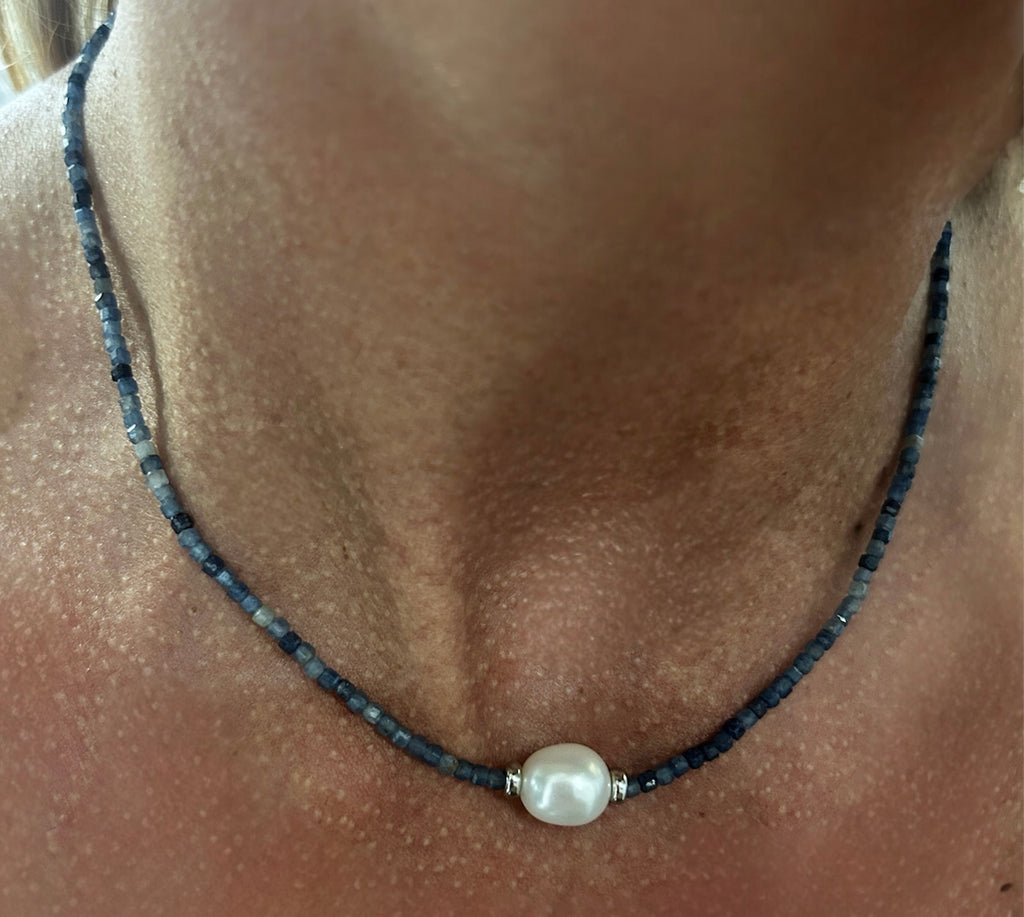 Collana con filo di zaffiri e perla