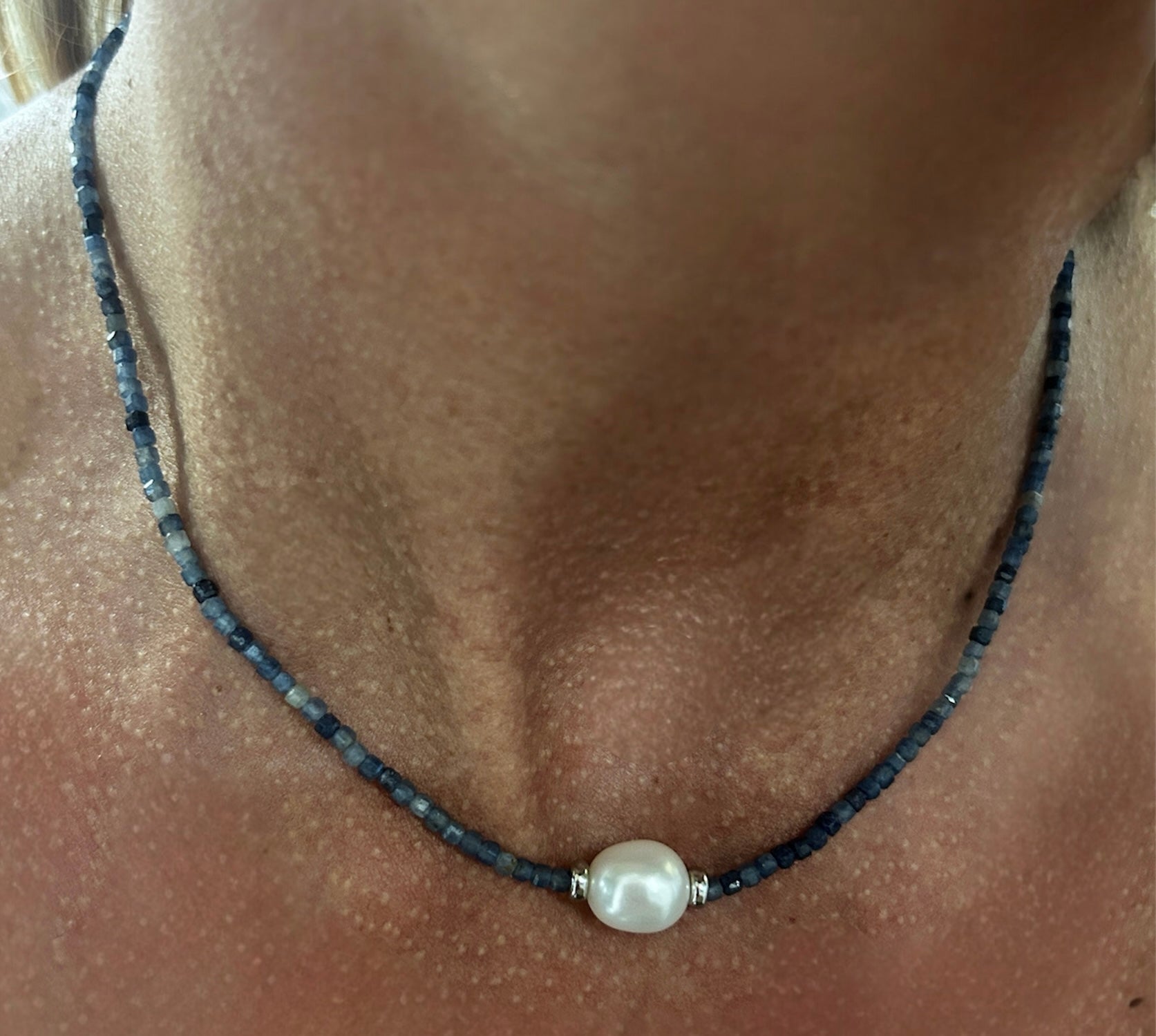 Collana con filo di zaffiri e perla